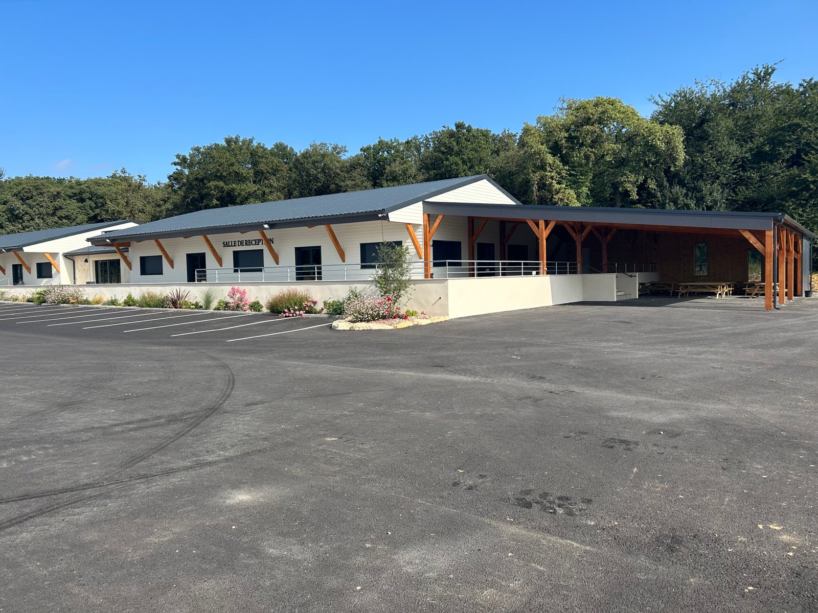 Terrasse couverte de la salle de réception – La Baie des Champs