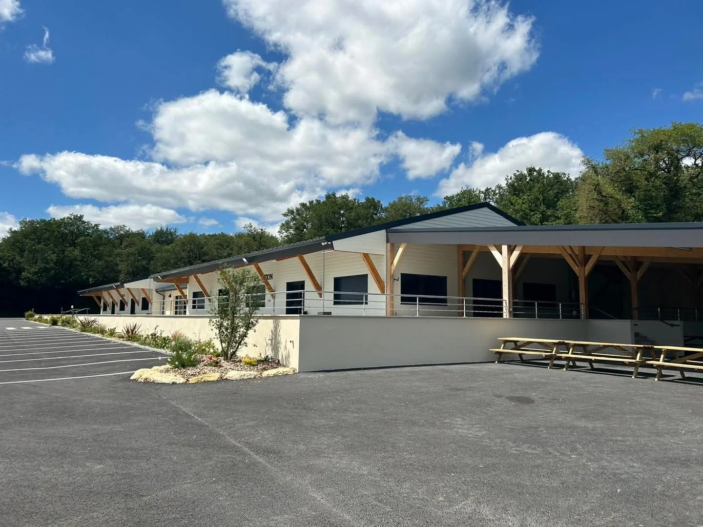 Bâtiment salle de réception et magasin à la ferme