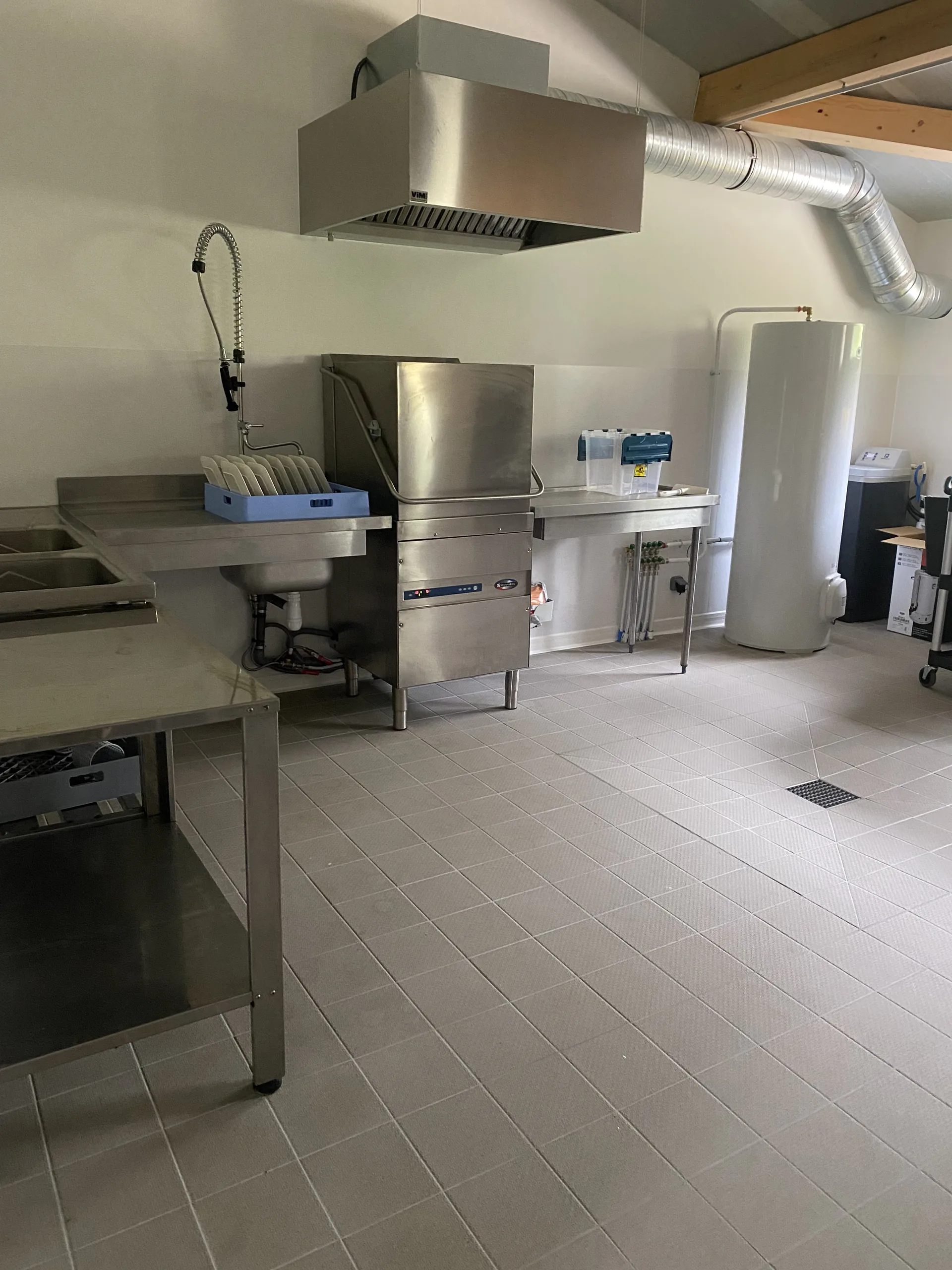 Cuisine professionnelle équipée 75 m² : plonge et hotte inox