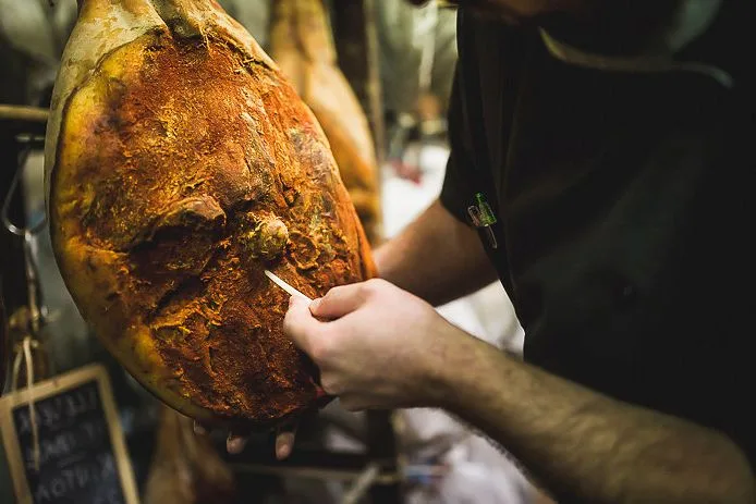 Fabrication du Jambon de Bayonne : salage et séchage des jambons