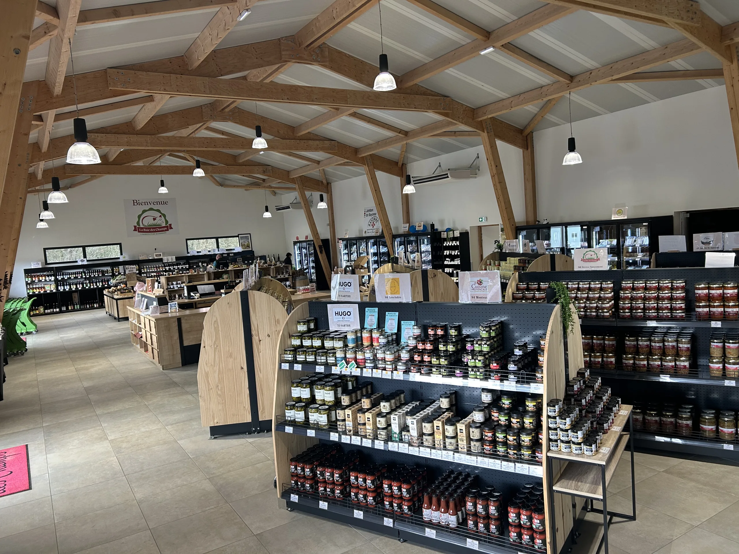 Rayons épicerie et conserves du magasin à la ferme